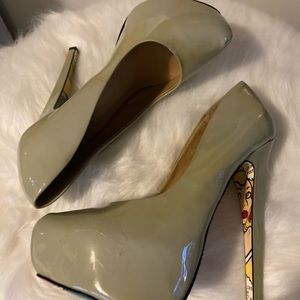 New Taylor Says patent leather high heel grey pumps size 9